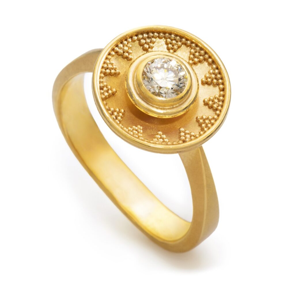 GLANZVOLL Granulierter Ring aus 750/000 Gelbgold mit Brillant. LITHARION · CHRISTIAN HEYDEN GOLDSCHMIEDE