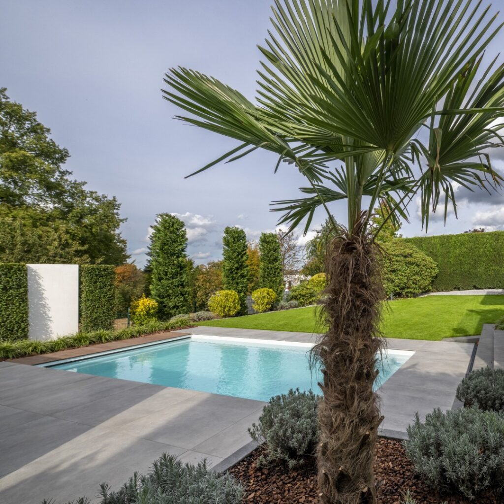 MODERNE OASE Elegante Architektur trifft auf modernes Gartendesign: Pool, Natur und smarte Technik für pure Entspannung. MATTHIAS KEREN • GARTEN. POOL. DESIGN.