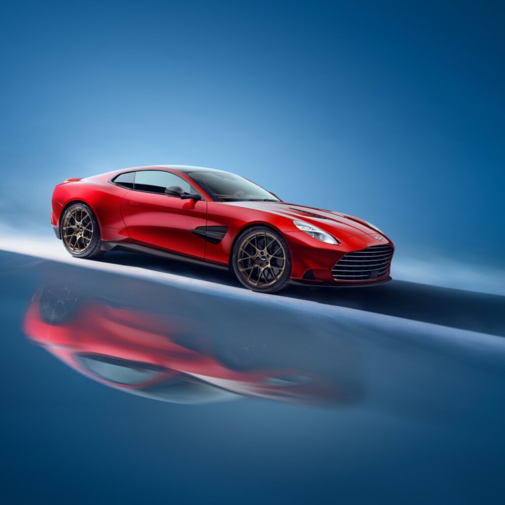 Symphonie der Sinne – Aston Martin Vanquish: 835 PS, 1.000 Nm Drehmoment, 345 km/h, luxuriöses Design. CO₂-Emissionen kombiniert 312 g/km, Energieverbrauch kombiniert 13,7 l/100km.