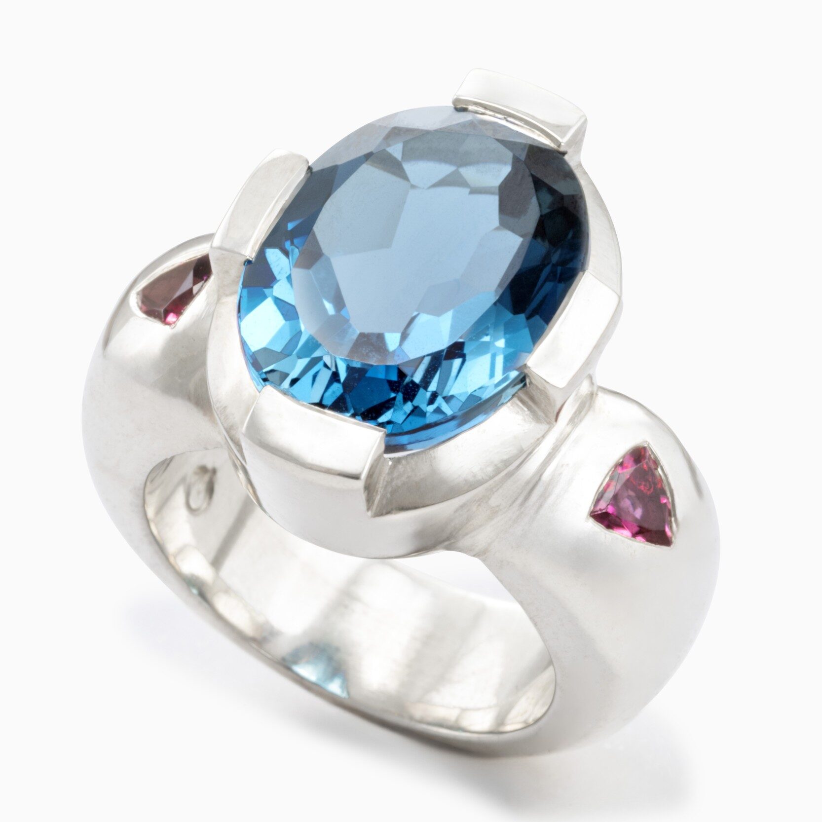 HINGUCKER Handgefertigter massiver Silberring mit Topas und zwei Turmalinen im Dreiecksschliff. Bei ANDREA QUAST GOLDSCHMIEDEMEISTERIN