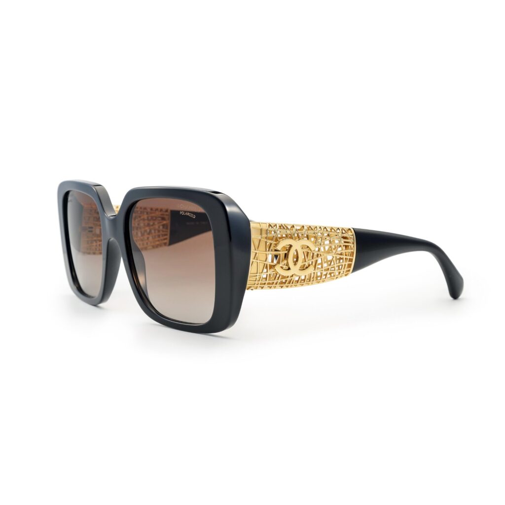 BLICKFANG Chanel-Kollektion mit goldenen Tweed-Bügeln, Gläser mit Entspiegelung und Lotus-Effekt. Für 840€ bei BRILLE 48