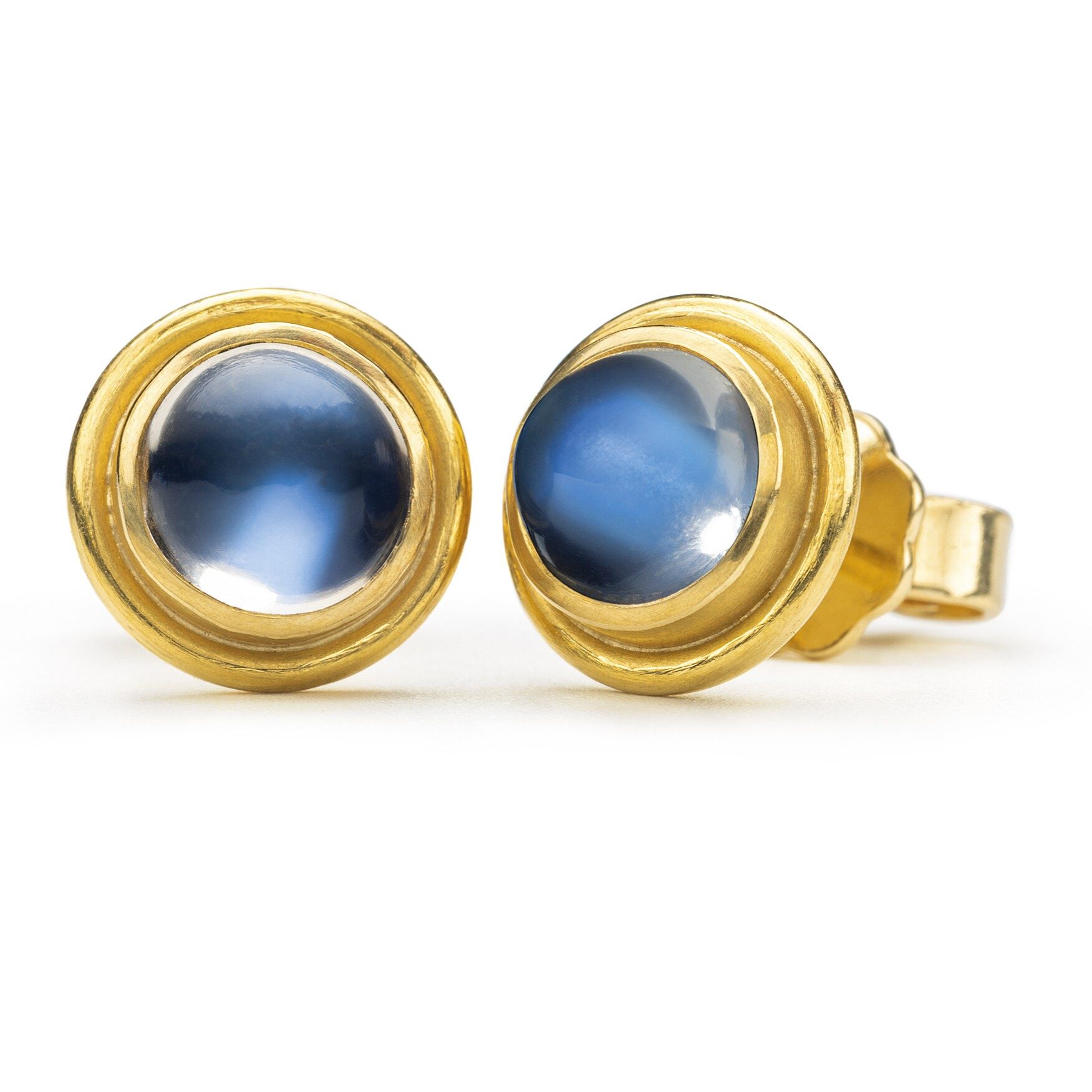 NACHTJUWEL Ohrstecker aus 750er Gelbgold mit Mondstein-Cabochon. Erhältlich bei LITHARION · CHRISTIAN HEYDEN GOLDSCHMIEDE