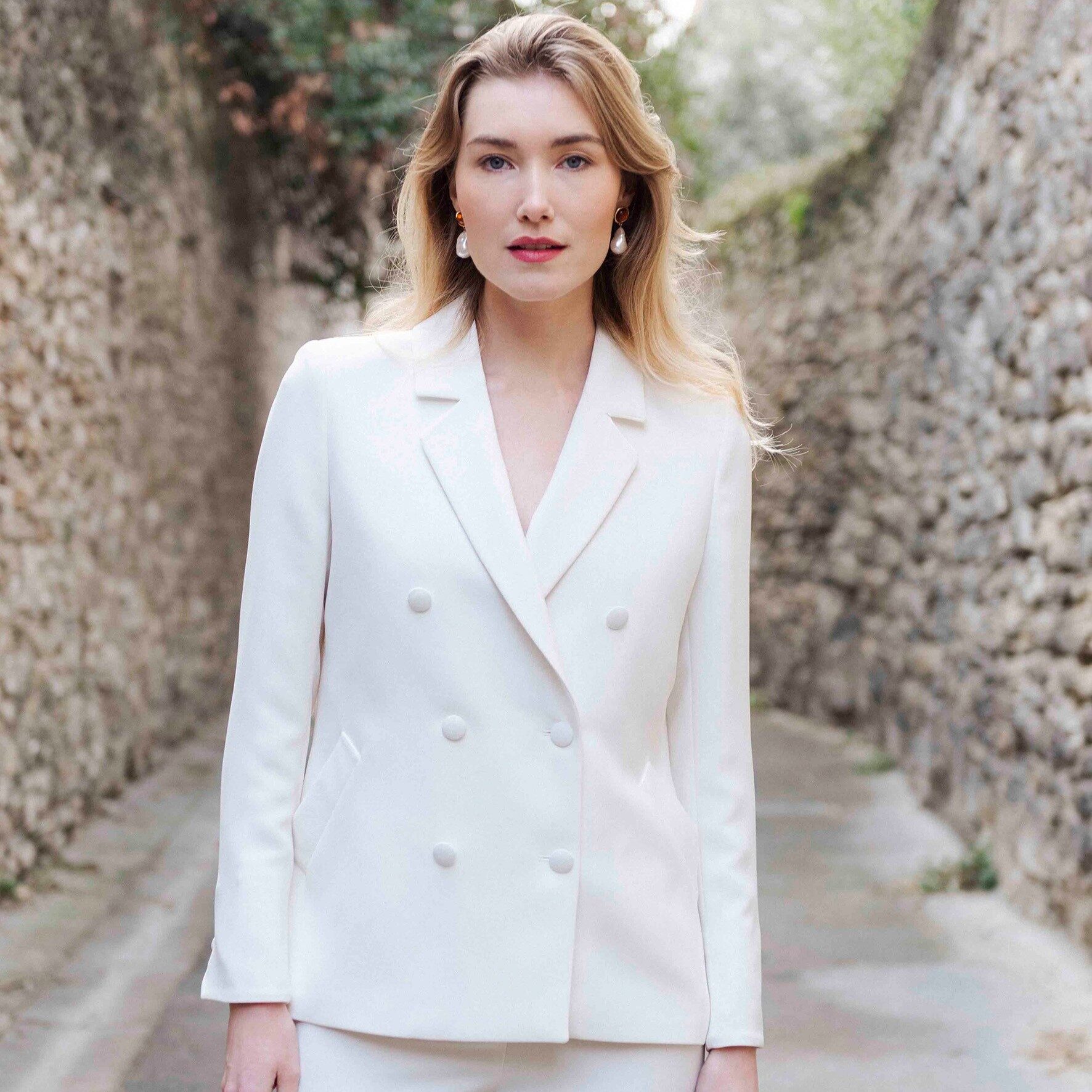 OH LA LA  Zwei Experten für Maßkleidung vereint – maßgefertigter Anzug von Dolzer und dem Pariser Damenlabel 17:10. DOLZER MASSKONFEKTION