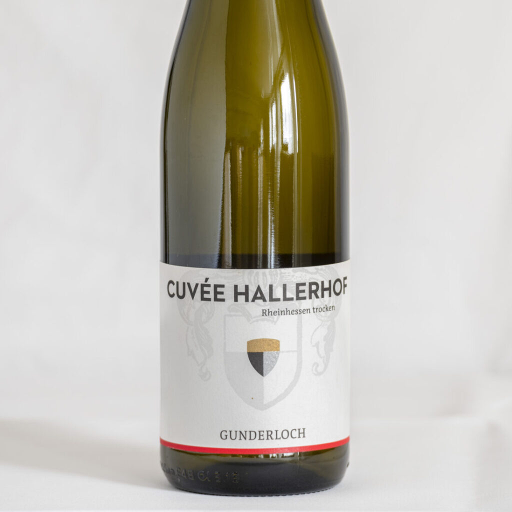 FRISCHER GENUSS … zum Hallerhof-Spargel: Cuvée aus Grauburgunder, Weißburgunder und Sauvignon blanc des Weinguts Gunderloch im HALLERHOF RESTAURANT & BIERGARTEN