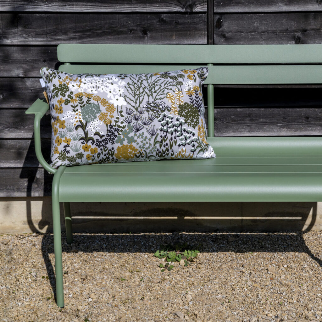 TIME TO RELAX »Luxembourg«-Gartenbank von Fermob, pulverbeschichtetes Aluminium, Farbe kaktus. Für 665 € bei JARDECO – GARTEN ERLEBEN