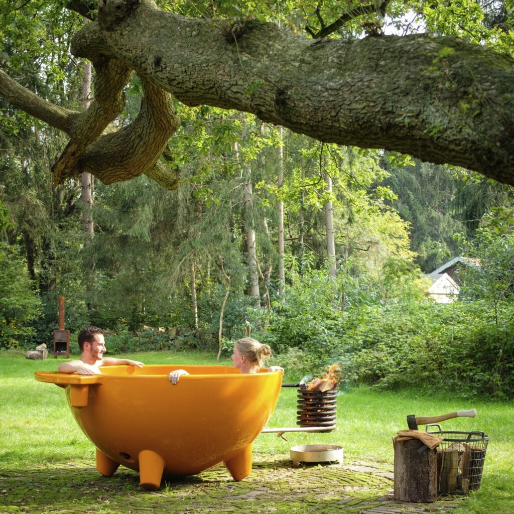 WÄRMEOASE Weltevree Dutchtub Original – holzbefeuerte Outdoor-Whirlpool für vier Personen, 75 kg. Erhältlich für 6.495 € bei JARDECO – GARTEN ERLEBEN