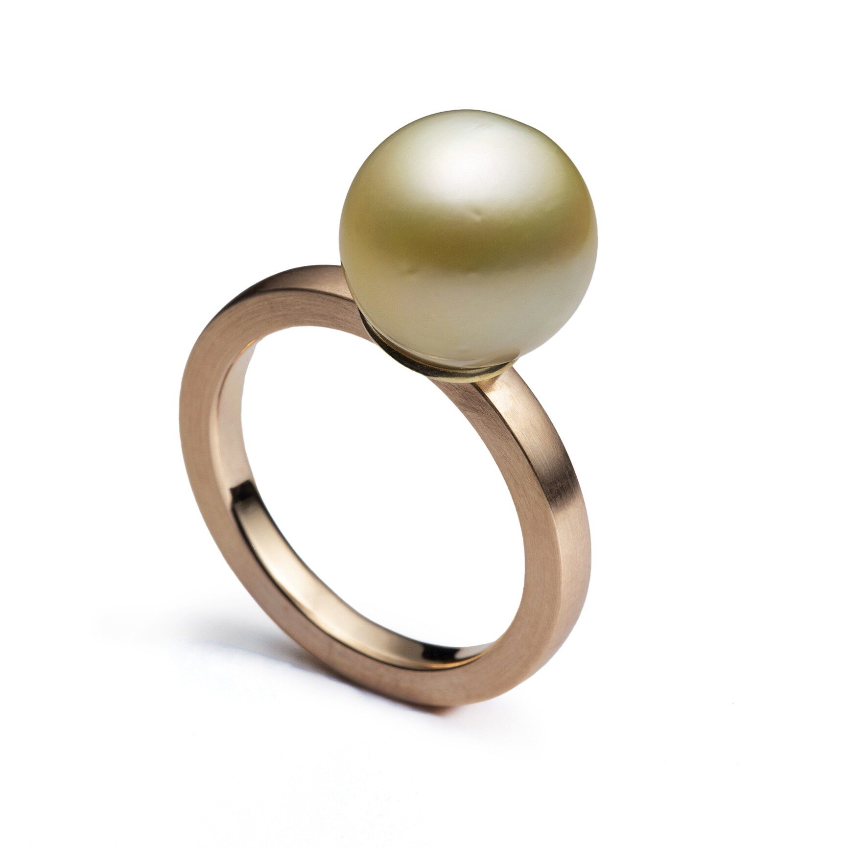 GOLDEN DREAM Ring aus 585er Rotgold mit goldfarbener Südseeperle, 12 mm. MARCUS GÖTTEN GOLDSCHMIEDE