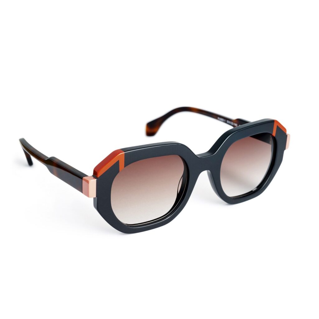 IT-PIECE Sonnenbrille des Herstellers Face à Face mit farbigen Akzenten und handgearbeitetem Kunststoffrahmen. OPTIK HESS