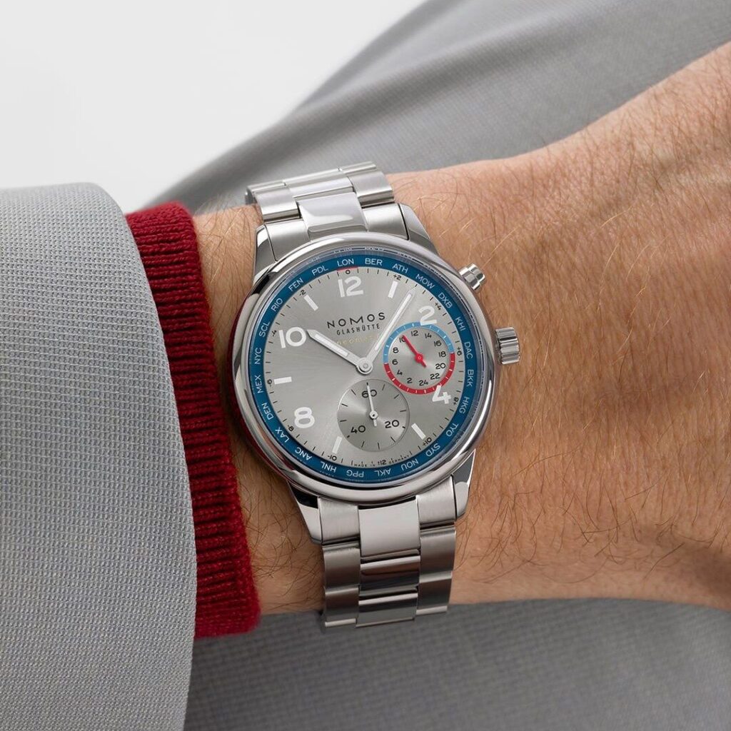 SPORTLICHKEIT WELTWEIT Club Sport neomatik Worldtimer von Nomos Glashütte, 3.940 € bei SCHMUCK + FORM KÖLN