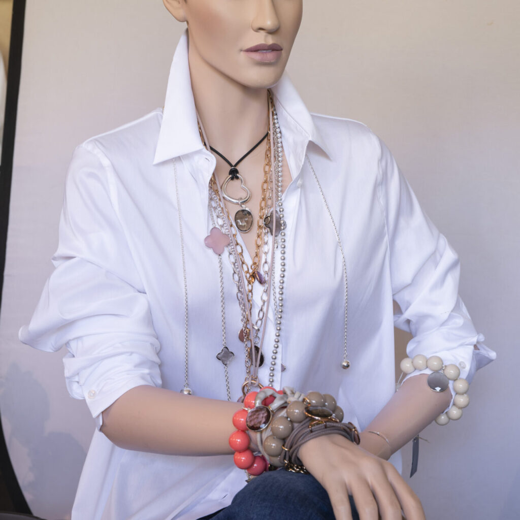 HOCHWERTIGER MODESCHMUCK von Nicola Hinrichsen versilbert/ vergoldet mit Edelsteinanhängern bei VIA MODA