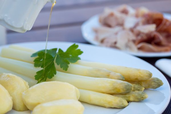 Hallerhof Restaurant & Biergarten • Der erste Spargel ist da!