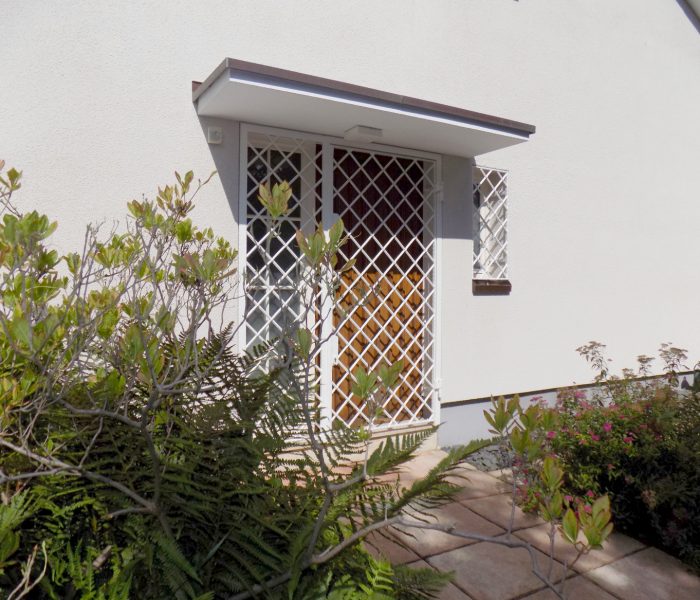 Klassische Vergitterung Haustüre und WC Fenster